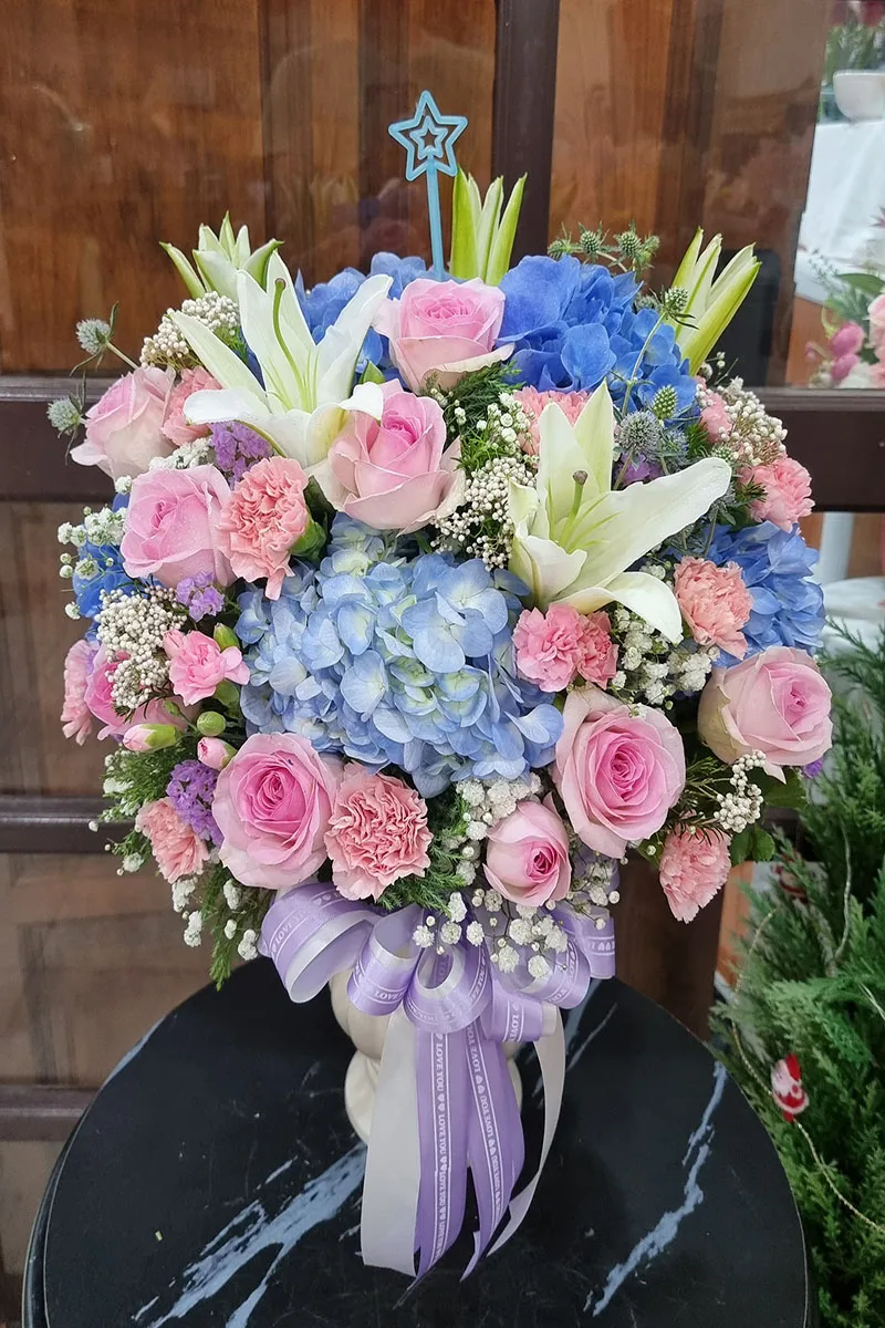 แจกันดอกไม้สดสีชมพูฟ้า