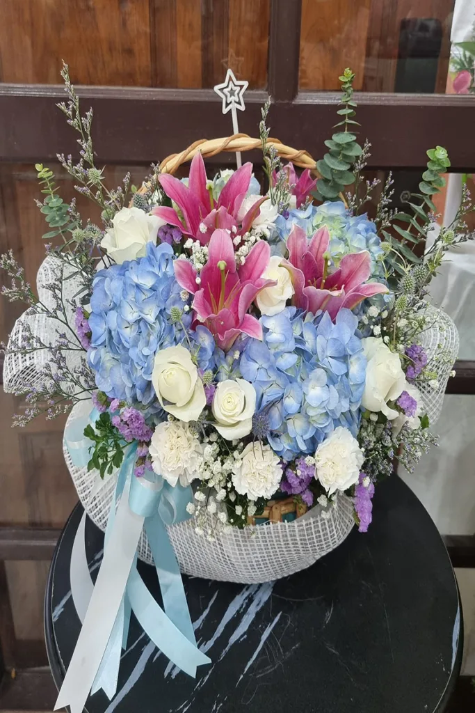 กระเช้าดอกไม้สีฟ้า