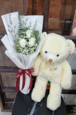 ช่อดอกกุหลาบกับตุ๊กตาหมี