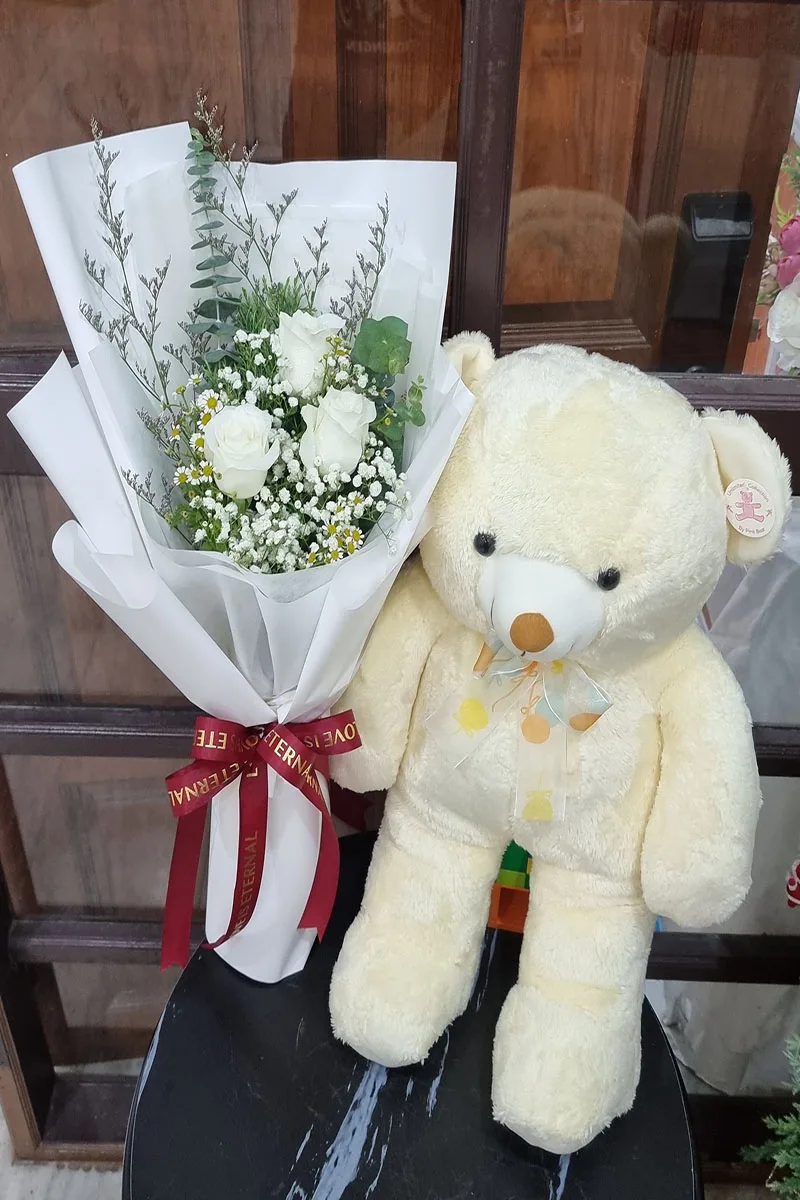 ช่อดอกกุหลาบกับตุ๊กตาหมี ช่อดอกกุหลาบกับตุ๊กตาหมี