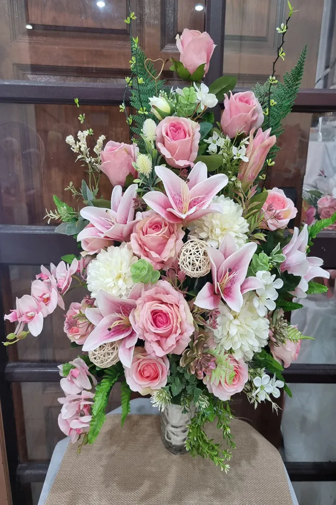 แจกันดอกไม้ประดิษฐ์สีชมพู