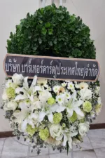 พวงหรีดดอกไม้สดสีขาวเขียว