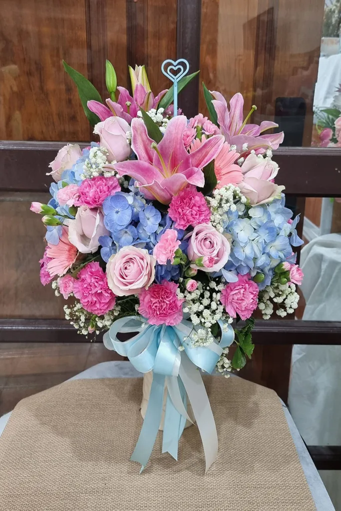 แจกันดอกไม้สดสีชมพู