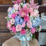 แจกันดอกไม้สดสีชมพูฟ้า