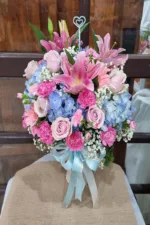 แจกันดอกไม้สดสีชมพูฟ้า