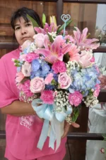 แจกันดอกไม้สดสีชมพู