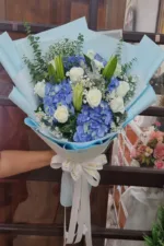 ช่อดอกไม้สีฟ้าขาว