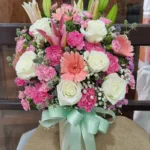 แจกันดอกไม้สดสีชมพู