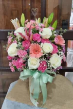 แจกันดอกไม้สดสีชมพู