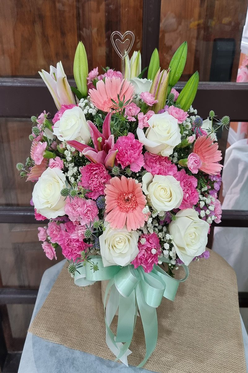 แจกันดอกไม้สดสีชมพู แจกันดอกไม้สดสีชมพู