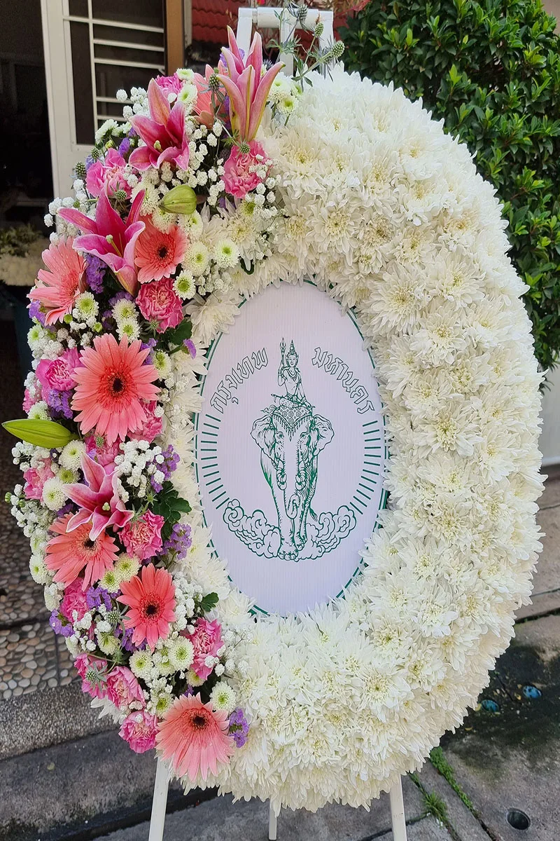 พวงมาลาดอกไม้สดสีชมพูขาว พวงมาลาสีชมพูขาว