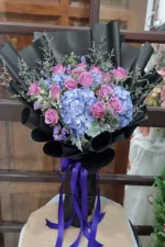 ช่อดอกไม้สดสีม่วง