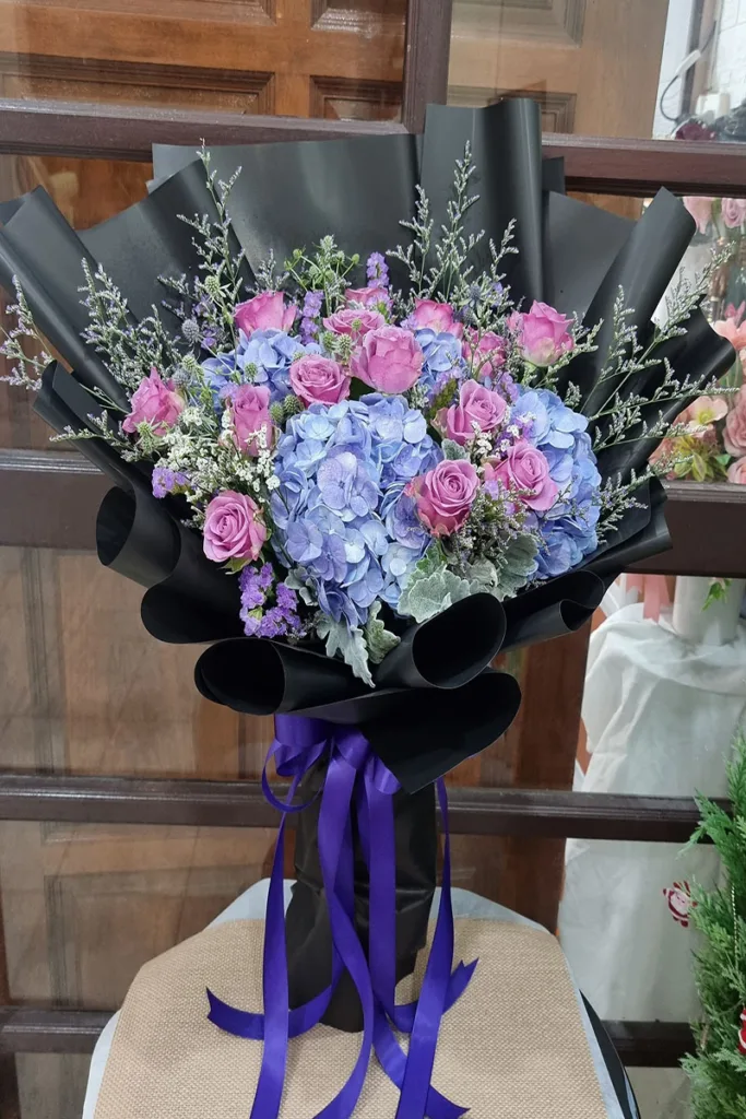 ช่อดอกไม้สดสีม่วง