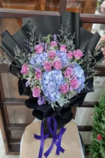 ช่อดอกไม้สดสีม่วง