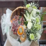 กระเช้าผลไม้ดอกไม้สด