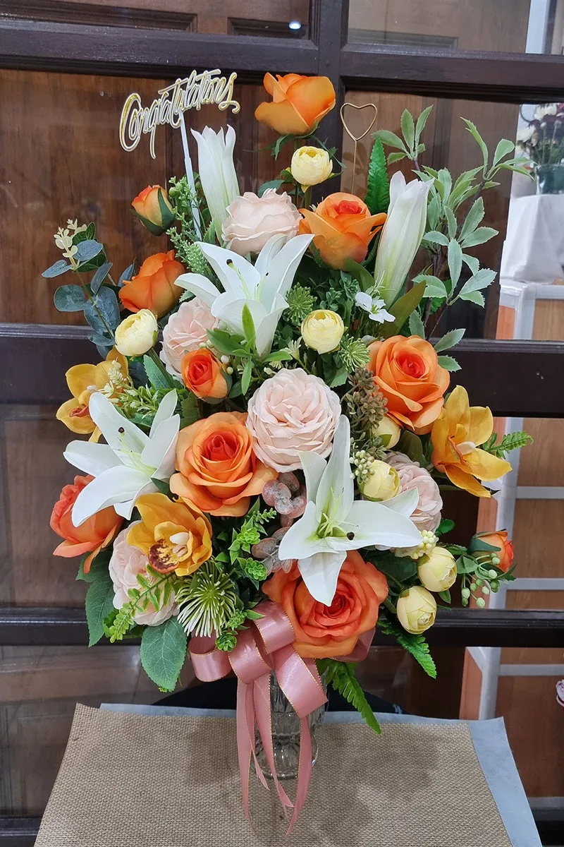 แจกันดอกไม้ประดิษฐ์สีส้ม