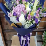 ช่อดอกไม้สดสีม่วง