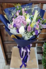 ช่อดอกไม้สดสีม่วง