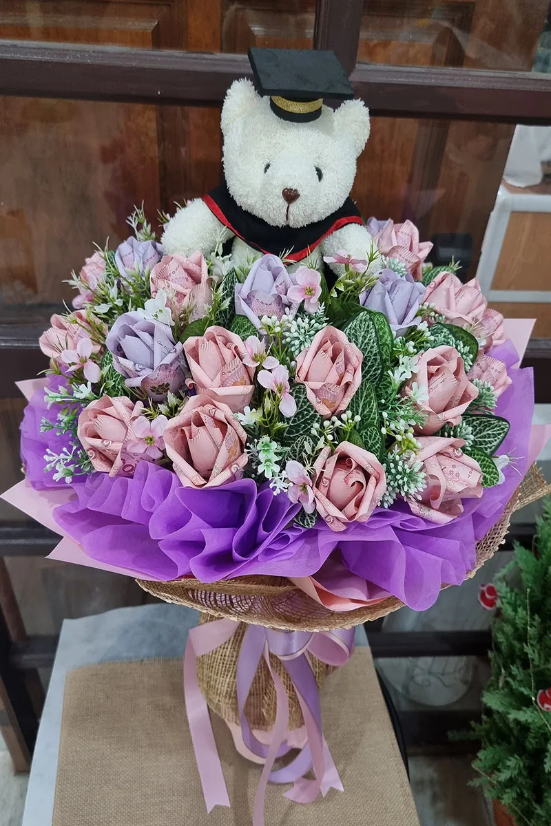 ช่อแบงค์พับกับตุ๊กตารับปริญญา