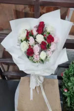 ช่อดอกกุหลาบคละสีขาวแดงชมพู