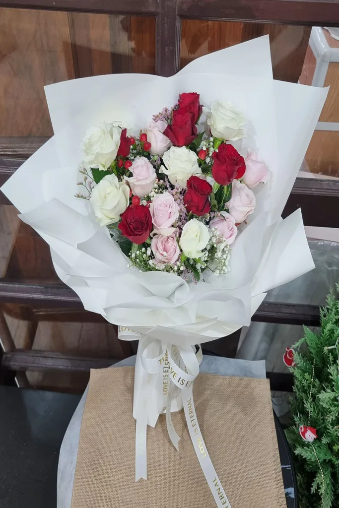 ช่อดอกกุหลาบคละสี