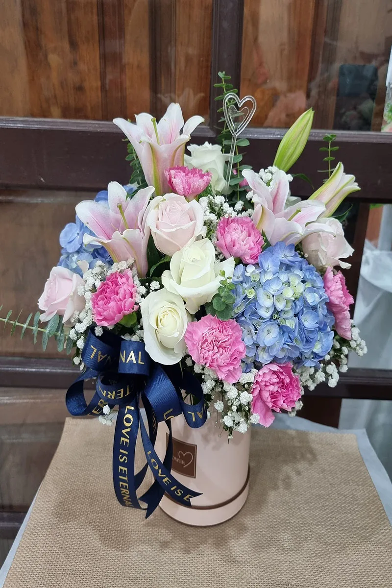 แจกันดอกไม้สดหลากสี