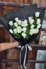 ช่อดอกกุหลาบสีขาวห่อสีดำ