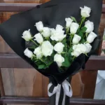 ช่อดอกกุหลาบขาวห่อสีดำ