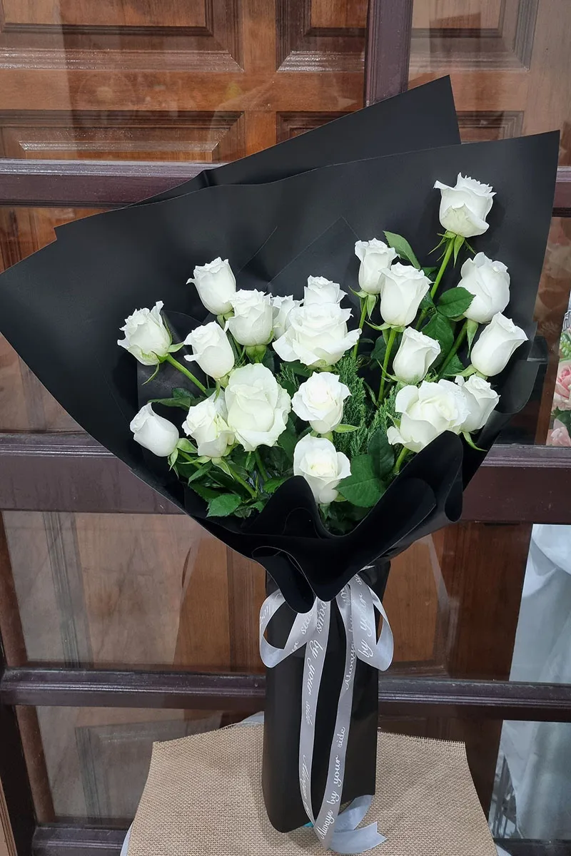 ช่อดอกกุหลาบสีขาวห่อดำ ช่อดอกกุหลาบขาวห่อสีดำ