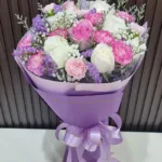 ช่อดอกไม้สดสีม่วง