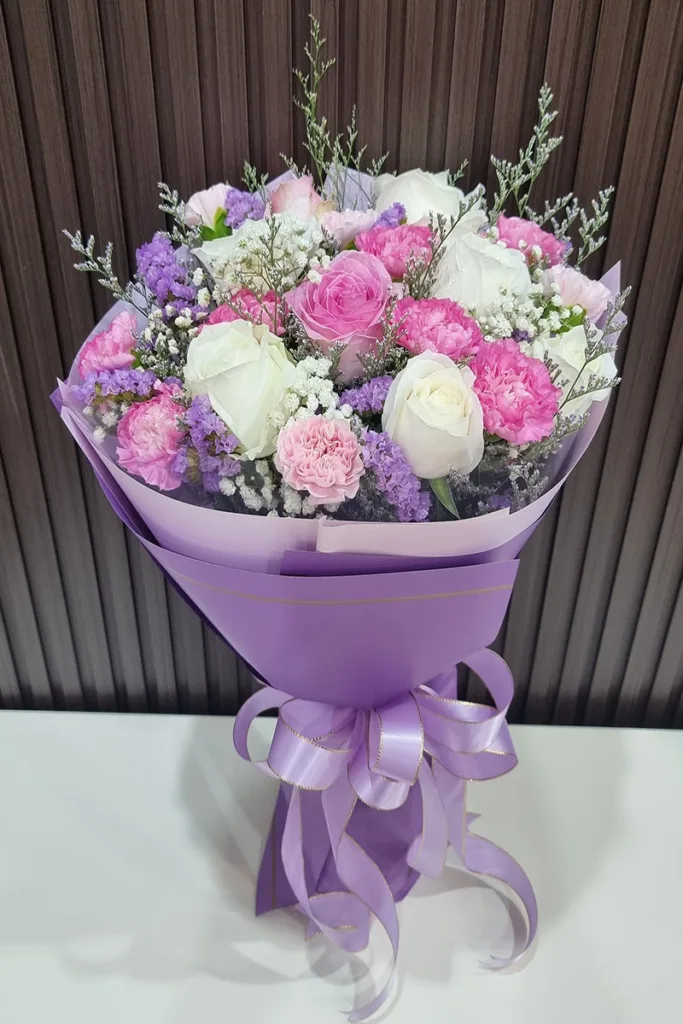 ช่อดอกไม้สดสีม่วง