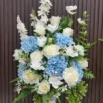 แจกันดอกไม้ประดิษฐ์สีฟ้าขาว