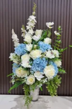 แจกันดอกไม้ประดิษฐ์สีฟ้าขาว