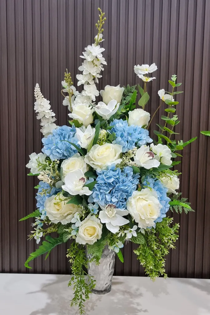 แจกันดอกไม้ประดิษฐ์สีฟ้าขาว