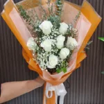 ช่อดอกกุหลาบขาวห่อสีส้ม