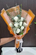 ช่อดอกกุหลาบขาวห่อสีส้ม