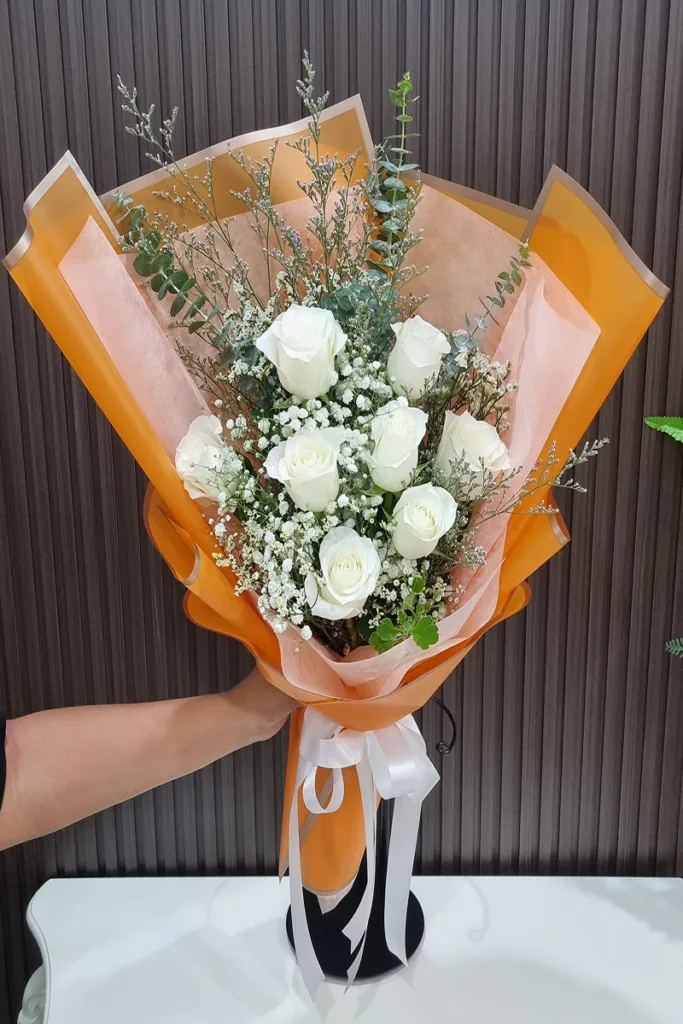ช่อดอกกุหลาบขาวห่อสีส้ม