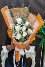 ช่อดอกกุหลาบขาวห่อส้ม