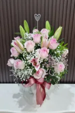 แจกันดอกไม้สดสีชมพู