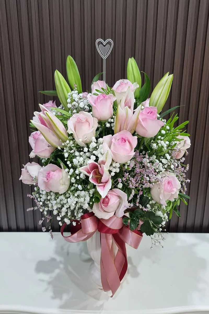 แจกันดอกไม้สดสีชมพู