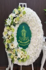 พวงมาลาดอกไม้สดสีขาวเขียว