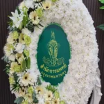 พวงมาลาดอกไม้สดสีขาวเขียว