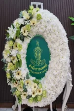 พวงมาลาดอกไม้สดสีขาวเขียว