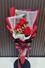 ช่อดอกไม้ประดิษฐ์สีแดง