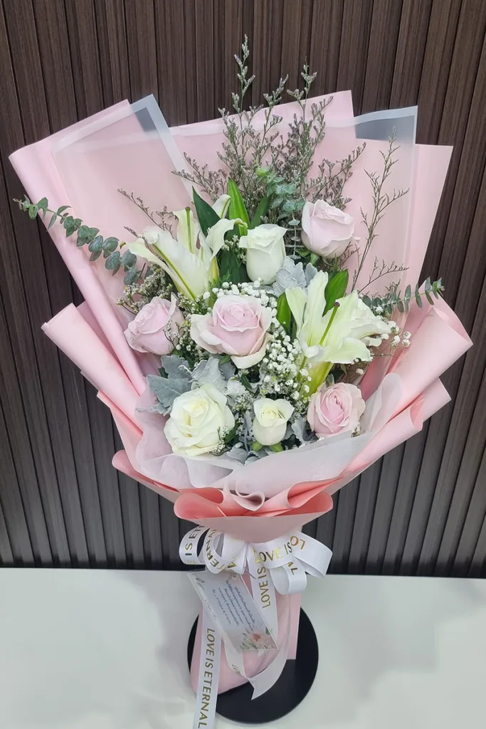 ช่อดอกไม้สดสีขาวชมพูหวาน