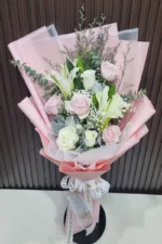 ช่อดอกไม้สีขาวชมพู