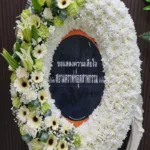 พวงหรีดดอกไม้สดสีขาว