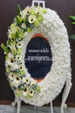 พวงหรีดดอกไม้สดสีขาว