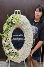 พวงหรีดดอกไม้สดสีขาว