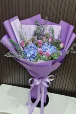 ช่อดอกไม้สดสีม่วง